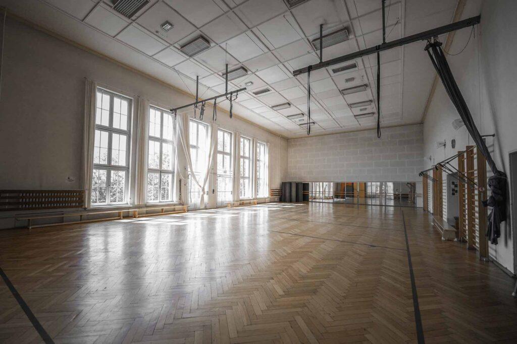 Turnhalle. Martin-Luther-Universität, Studentisches Gesundheitsmanagement. Wohlfühlcampus. Fotografie Leipzig. © Charlie Grashoff - The C/A Studio, Videoproduktion in Leipzig. Projekte deutschlandweit. Imagefilme, Corporate Videos, Brandfilme, Eventfilme, Industriefilme & mehr. Eventvideos Leipzig. Eventdokumentation Leipzig. Eventfotografie Leipzig. Businessfotografie Leipzig. Unternehmensfotografie Leipzig.