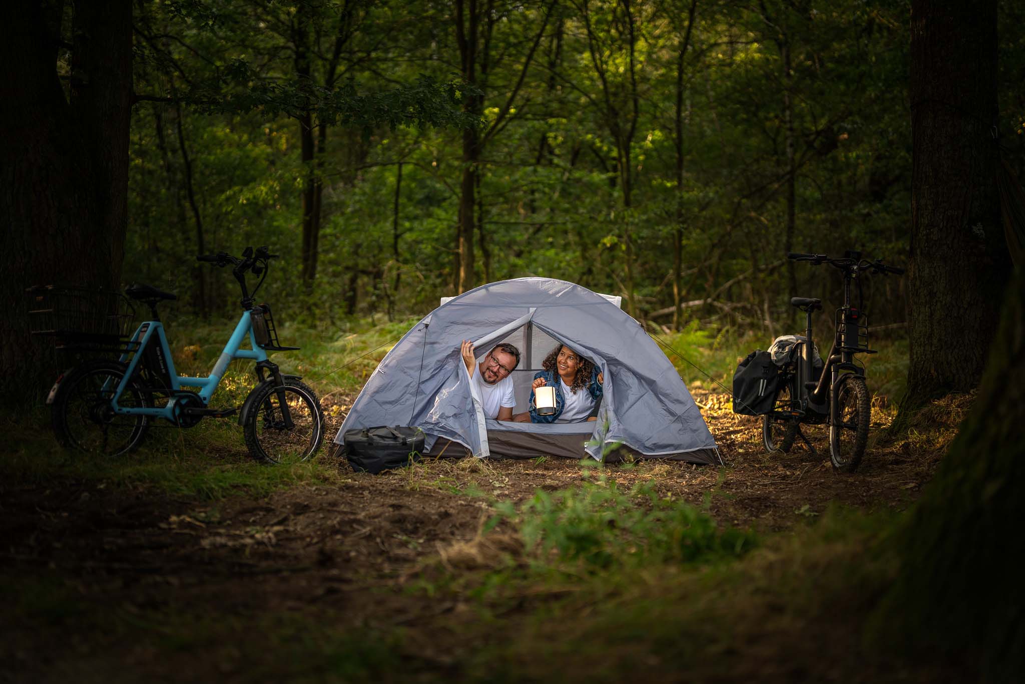 Personen mit i:SY E-Bike beim Caping im Wald – Szene aus einem Werbefilm für die Firma i:SY GmbH & Co. KG, produziert von Charlie Grashoff - The C/A Studio, Videoproduktion in Leipzig. Projekte deutschlandweit. Imagefilme, Corporate Videos, Brandfilme, Eventfilme, Industriefilme & mehr. Fotografie Leipzig. Werbefilm Produktion.