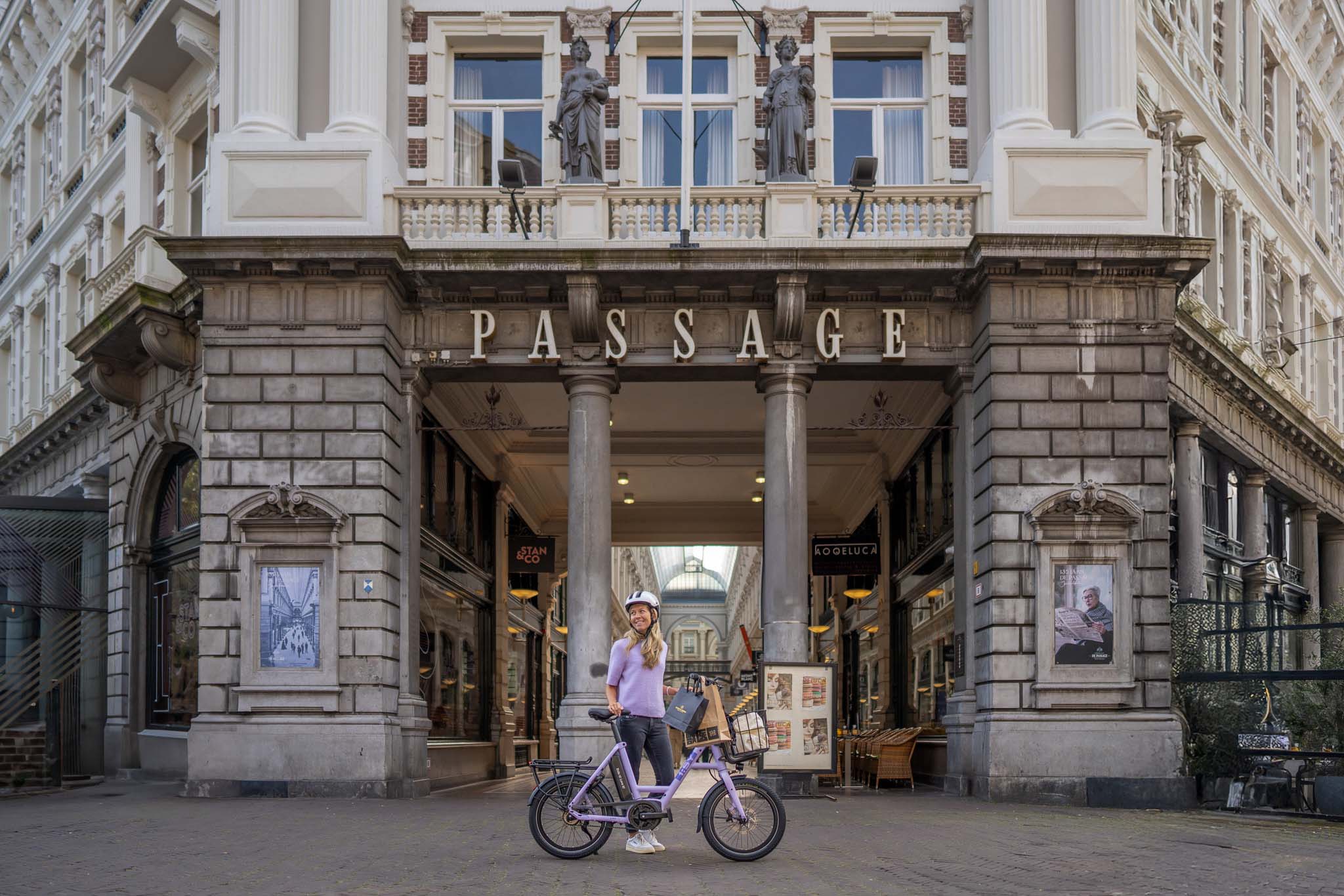 Person mit i:SY E-Bike in Den Haag – Szene aus einem Werbefilm für die Firma i:SY GmbH & Co. KG, produziert von Charlie Grashoff - The C/A Studio, Videoproduktion in Leipzig. Projekte deutschlandweit. Imagefilme, Corporate Videos, Brandfilme, Eventfilme, Industriefilme & mehr. Werbefilm Produktion. Fotografie Leipzig.
