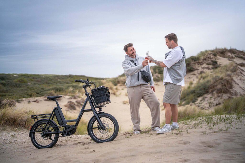 i:SY E-Bikes mit 2 Personen in den Dünen – Szene aus einem Werbefilm für die Firma i:SY GmbH & Co. KG, produziert von Charlie Grashoff - The C/A Studio, Videoproduktion in Leipzig. Projekte deutschlandweit. Imagefilme, Corporate Videos, Brandfilme, Eventfilme, Industriefilme & mehr. Werbefilm Produktion. Fotografie Leipzig.