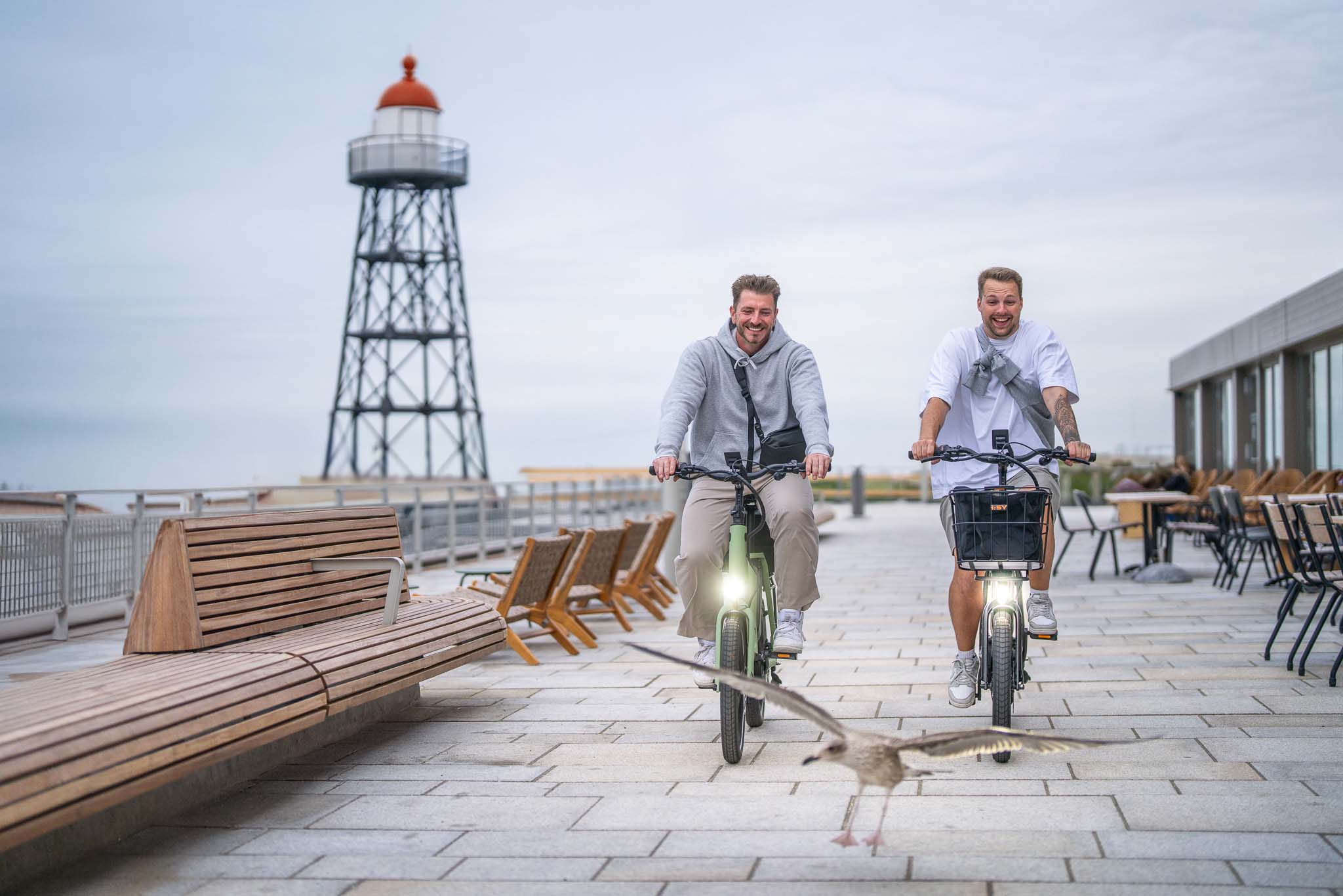 i:SY E-Bikes mit 2 Personen am Strand – Szene aus einem Werbefilm für die Firma i:SY GmbH & Co. KG, produziert von Charlie Grashoff - The C/A Studio, Videoproduktion in Leipzig. Projekte deutschlandweit. Imagefilme, Corporate Videos, Brandfilme, Eventfilme, Industriefilme & mehr. Werbefilm Produktion. Fotografie Leipzig