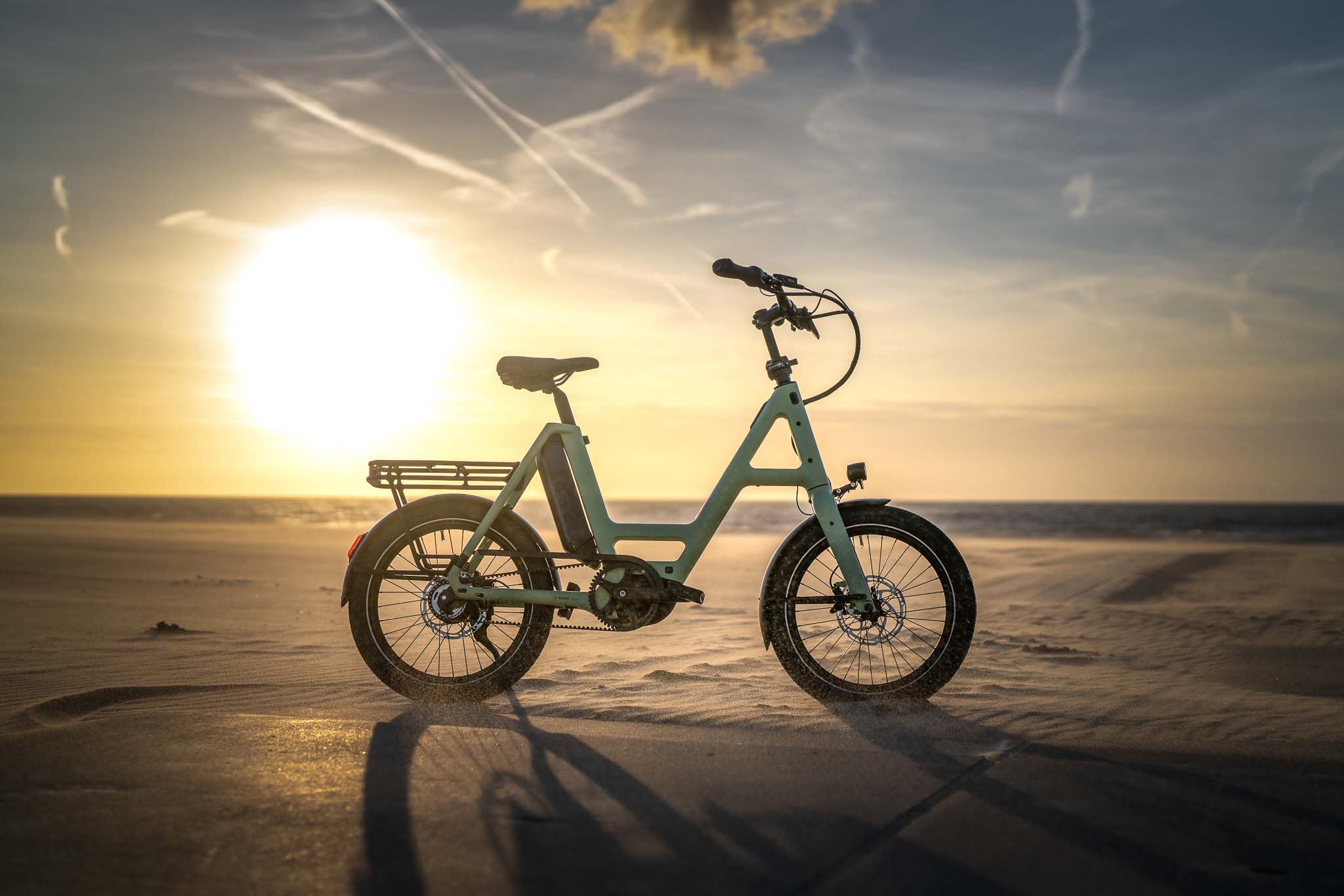 i:SY E-Bike am Strand – Szene aus einem Werbefilm für die Firma i:SY GmbH & Co. KG, produziert von Charlie Grashoff - The C/A Studio, Videoproduktion in Leipzig. Projekte deutschlandweit. Imagefilme, Corporate Videos, Brandfilme, Eventfilme, Industriefilme & mehr. Fotografie Leipzig. Werbefilm Produktion.
