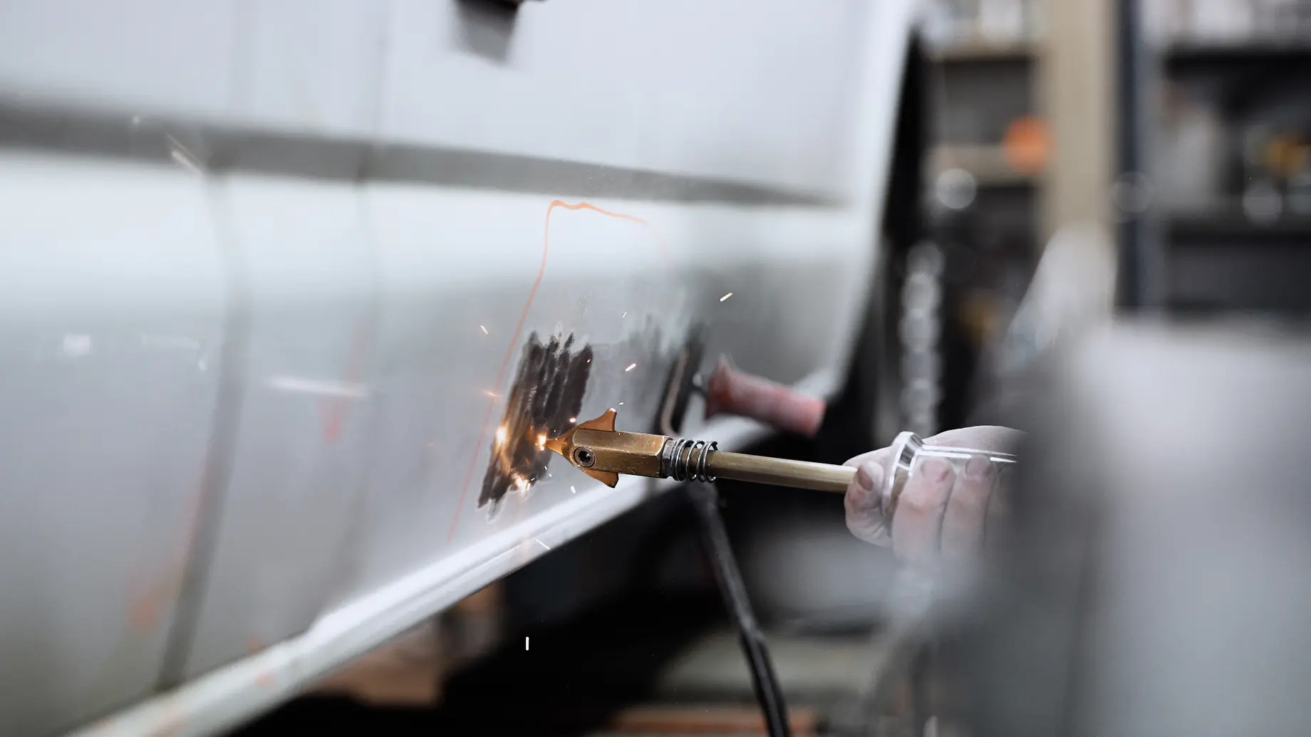 Mitarbeiter der LackPlus GmbH in Werkstatt – Szene aus einem Imagefilm für die Firma Lackplus GmbH, produziert von Charlie Grashoff - The C/A Studio, Fotografie & Videoproduktion in Leipzig & deutschlandweit. Imagefilme, Corporate Videos, Brandfilme, Eventfilme, Industriefilme & mehr. Fotografie Leipzig. Unternehmensfotografie. Businessfotografie.