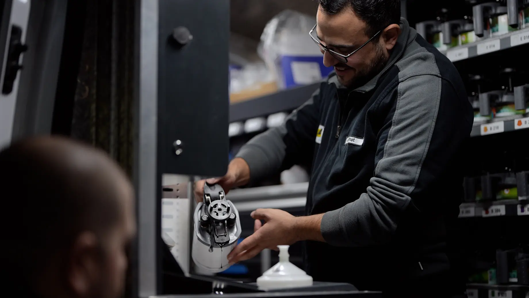 Mitarbeiter der LackPlus GmbH in Werkstatt – Szene aus einem Imagefilm für die Firma Lackplus GmbH, produziert von Charlie Grashoff - The C/A Studio, Fotografie & Videoproduktion in Leipzig & deutschlandweit. Imagefilme, Corporate Videos, Brandfilme, Eventfilme, Industriefilme & mehr. Fotografie Leipzig. Unternehmensfotografie. Businessfotografie.