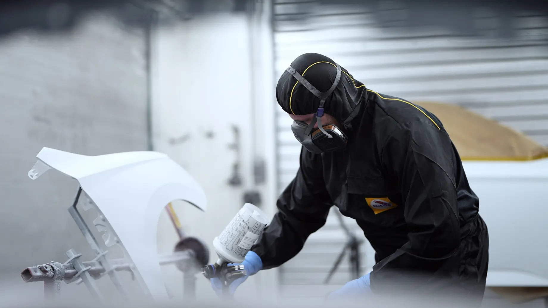 Mitarbeiter der LackPlus GmbH in Werkstatt – Szene aus einem Imagefilm für die Firma Lackplus GmbH, produziert von Charlie Grashoff - The C/A Studio, Fotografie & Videoproduktion in Leipzig & deutschlandweit. Imagefilme, Corporate Videos, Brandfilme, Eventfilme, Industriefilme & mehr. Fotografie Leipzig. Unternehmensfotografie. Businessfotografie.