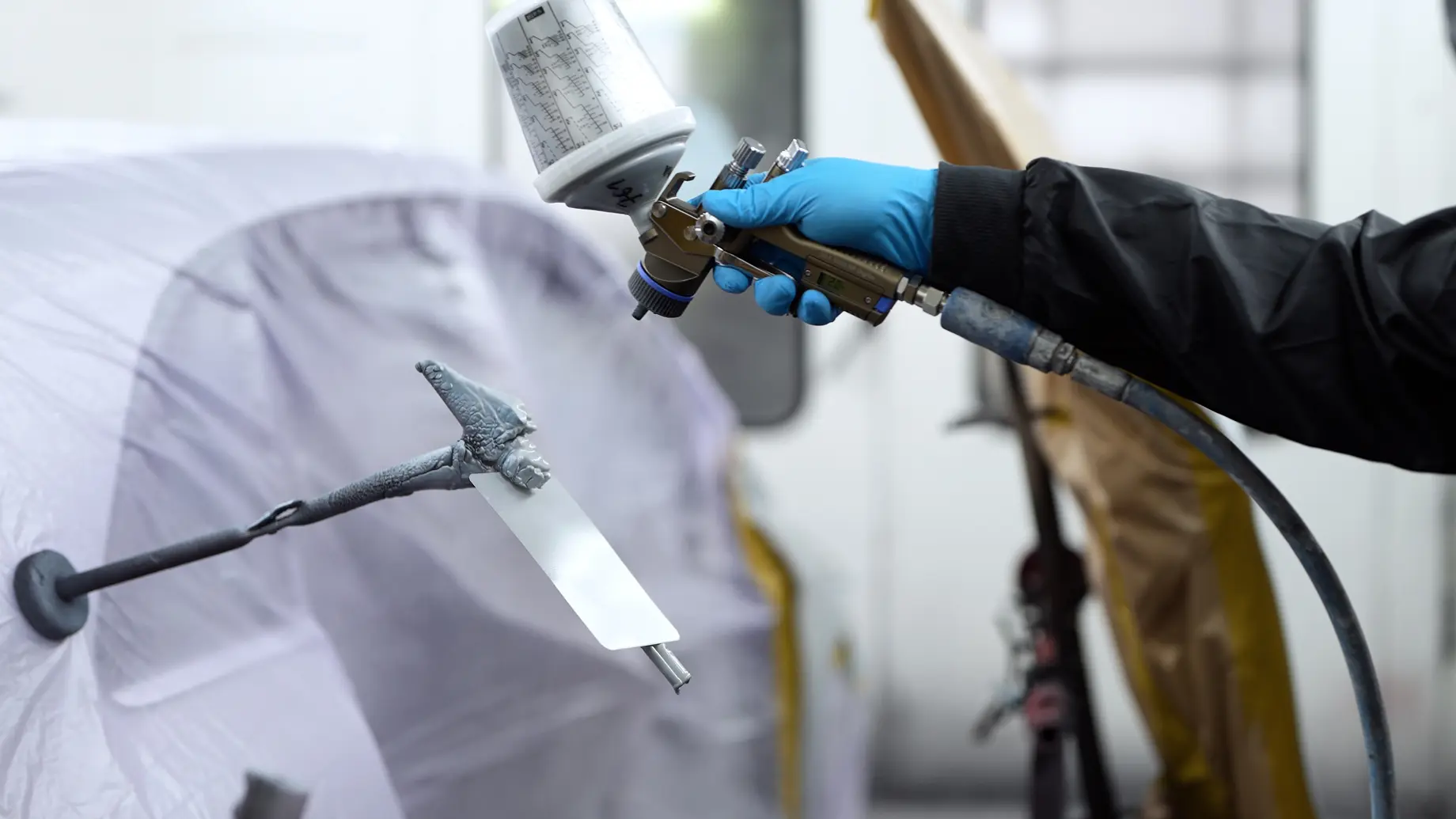 Mitarbeiter der LackPlus GmbH in Werkstatt – Szene aus einem Imagefilm für die Firma Lackplus GmbH, produziert von Charlie Grashoff - The C/A Studio, Fotografie & Videoproduktion in Leipzig & deutschlandweit. Imagefilme, Corporate Videos, Brandfilme, Eventfilme, Industriefilme & mehr. Fotografie Leipzig. Unternehmensfotografie. Businessfotografie.