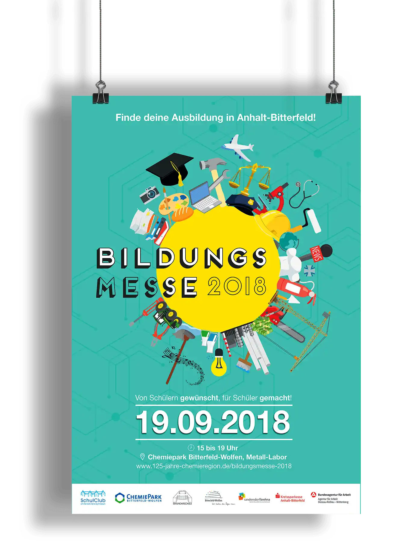 Bildungsmesse | Chemiepark Bitterfeld-Wolfen | Grafikdesign. Gestaltung Kommunikationsmittel: Flyer, Broschüren, Messeauftritt, Poster, Plakate, Sticker, Werbemittel. Produziert von: Charlie Grashoff - The C/A Studio, Videoproduktion in Leipzig & deutschlandweit. Imagefilme, Corporate Videos, Brandfilme, Eventfilme, Industriefilme, Web- & Grafikdesign & mehr. Grafikdesign Leipzig.