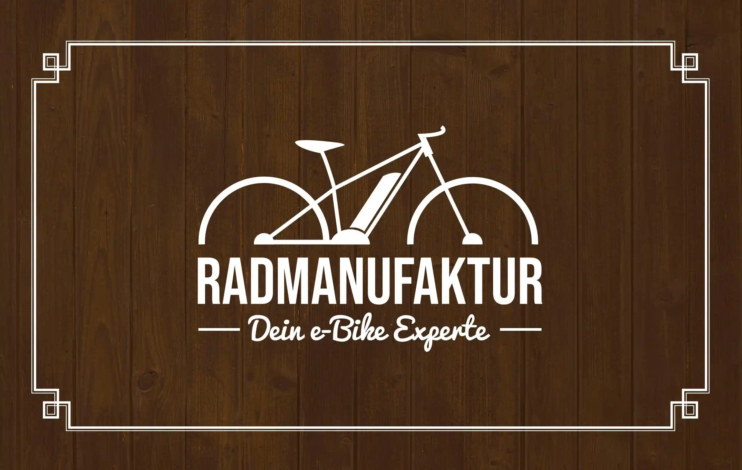 Radmanufaktur Merseburg | Komplettpaket: Corporate Design Leipzig. Grafikdesign Halle. Grafikdesign Merseburg. Grafikdesign Magdeburg. Grafikdesign Dresden. Grafikdesign Leipzig. Illustration Leipzig. Digitale Kommunikationsmittel, Werbemittel, Printmedien: Broschüren, Flyer, Poster, Sticker, Flyer & mehr. Produziert von: Charlie Grashoff - The C/A Studio.