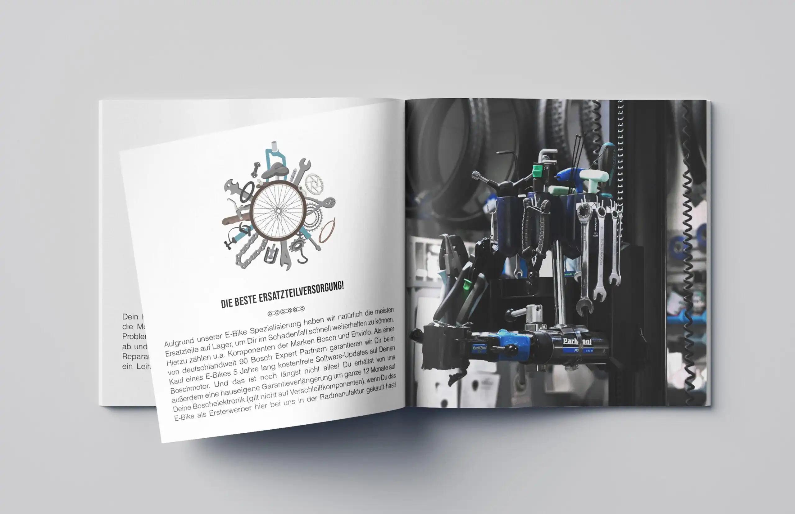 Radmanufaktur Merseburg | Komplettpaket: Corporate Design Leipzig, Grafikdesign Leipzig. Illustration Leipzig. Grafikdesign Halle. Grafikdesign Merseburg. Grafikdesign Dresden. Grafikdesign Magdeburg. Digitale Kommunikationsmittel, Werbemittel, Printmedien: Broschüren, Flyer, Poster, Sticker, Flyer & mehr. Produziert von: Charlie Grashoff - The C/A Studio.