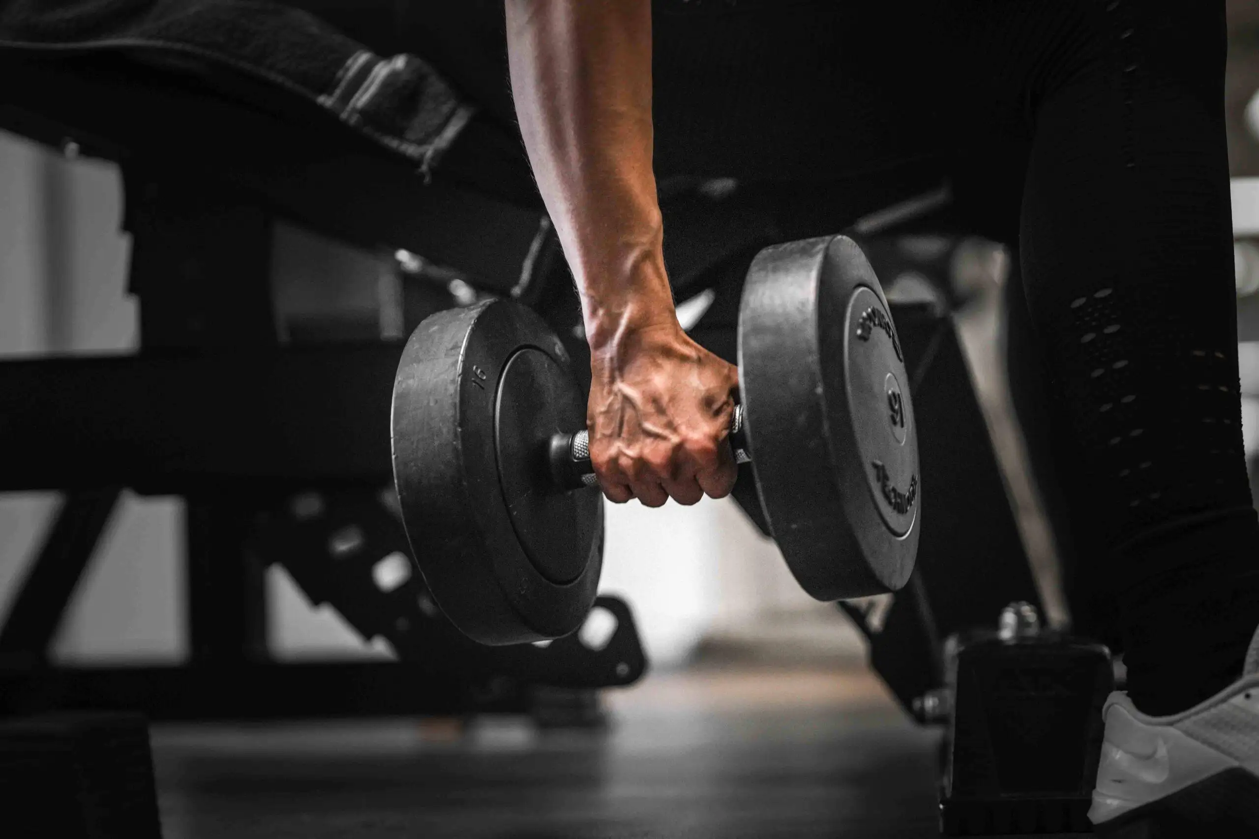 Frau trainiert mit Gewichten in Fitnessstudio. Martin-Luther-Universität, Studentisches Gesundheitsmanagement. Wohlfühlcampus. Fotografie Leipzig. © Charlie Grashoff - The C/A Studio, Videoproduktion in Leipzig. Projekte deutschlandweit. Imagefilme, Corporate Videos, Brandfilme, Eventfilme, Industriefilme & mehr. Eventvideos Leipzig. Eventdokumentation Leipzig. Eventfotografie Leipzig. Businessfotografie Leipzig. Unternehmensfotografie Leipzig.