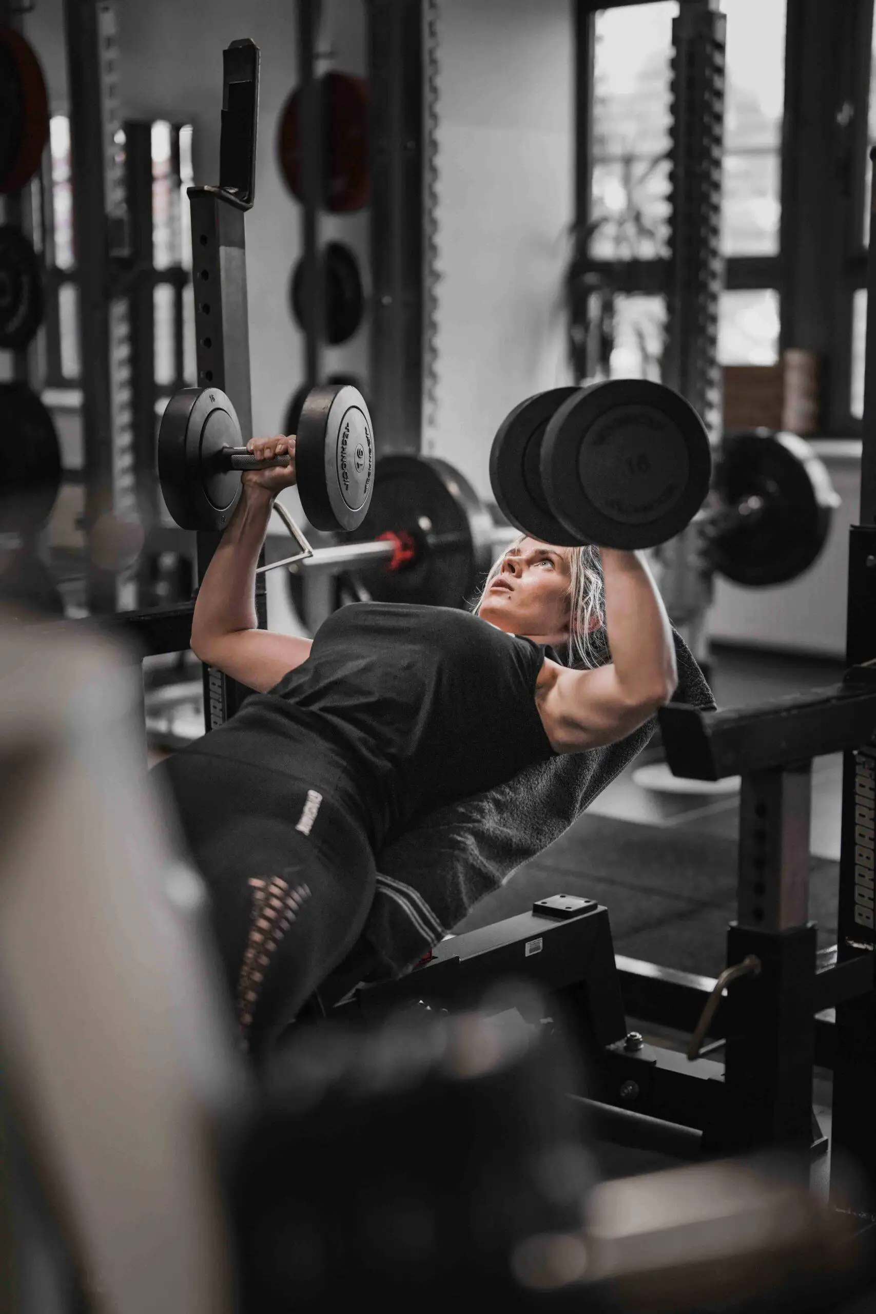 Frau trainiert mit Gewichten in Fitnessstudio. Martin-Luther-Universität, Studentisches Gesundheitsmanagement. Wohlfühlcampus. Fotografie Leipzig. © Charlie Grashoff - The C/A Studio, Videoproduktion in Leipzig. Projekte deutschlandweit. Imagefilme, Corporate Videos, Brandfilme, Eventfilme, Industriefilme & mehr. Eventvideos Leipzig. Eventdokumentation Leipzig. Eventfotografie Leipzig. Businessfotografie Leipzig. Unternehmensfotografie Leipzig.