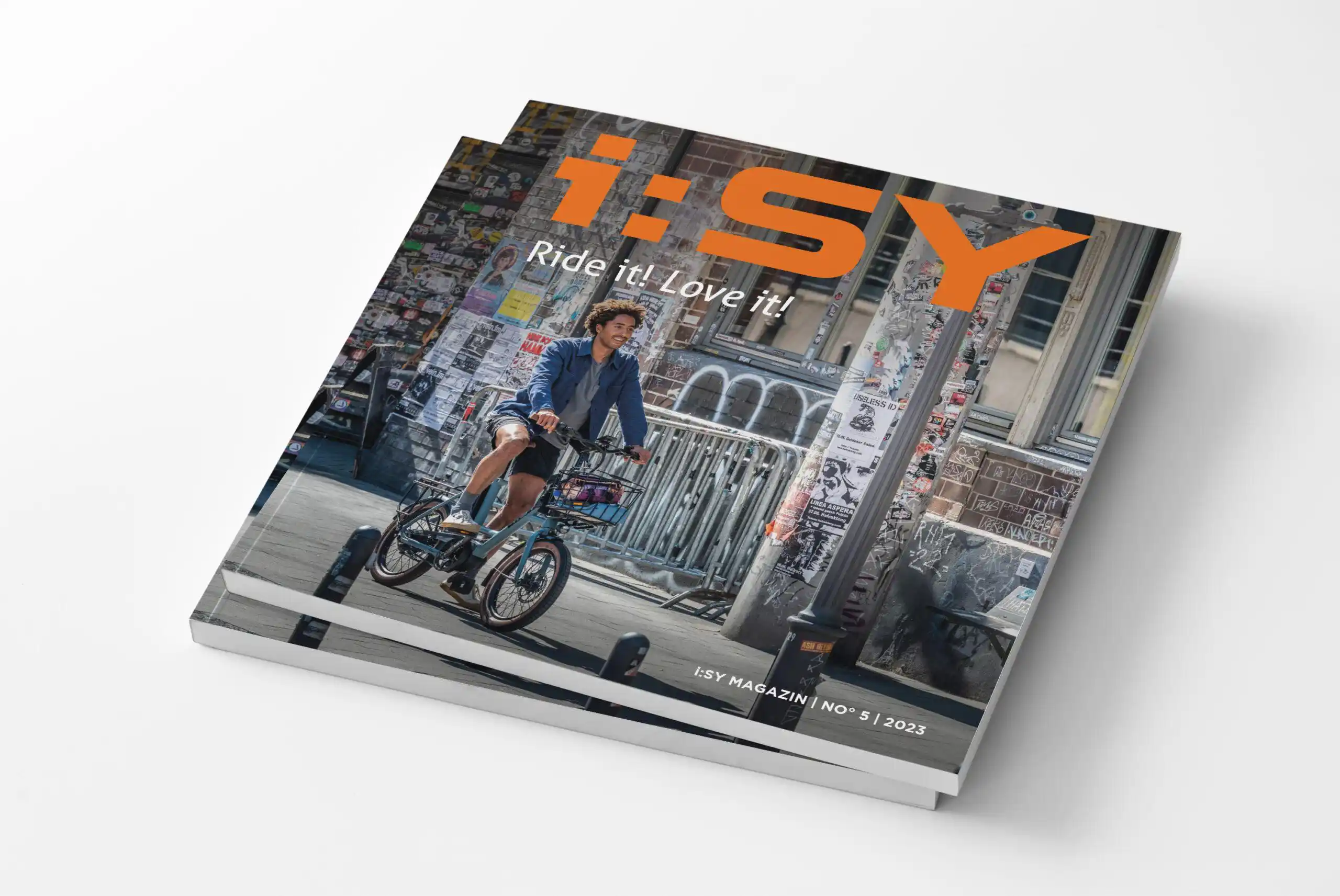 i:SY Magazin Layout & Shooting 2023 | The C/A Studio i:SY Magazin für die i:SY GmbH & Co. KG. Illustration Leipzig. Grafikdesign Leipzig. The C/A Studio. Charlie Grashoff. Videoproduktion Leipzig. Auflage: 20.000. Grafikdesign Halle. Grafikdesign Magdeburg. Grafikdesign Dresden.